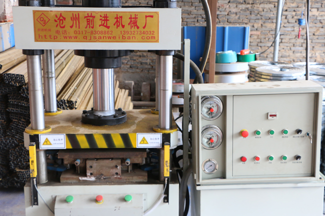 三維扣板機(jī)(圖1)